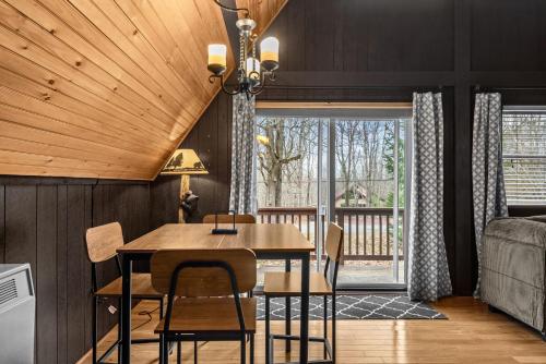 Φωτογραφία από το άλμπουμ του Whispering Pines - Lake Access Hot Tub Fire Pit σε Blakeslee