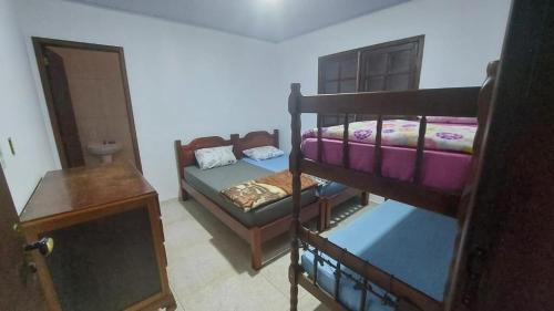 a room with two bunk beds and a bed at Casa em Itapecerica da Serra com Conforto e Lazer in Itapecerica da Serra