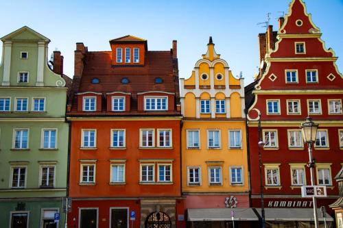 a group of buildings lined up next to each other at Zakątek Solny - przytulny apartament z widokiem na Ratusz in Wrocław