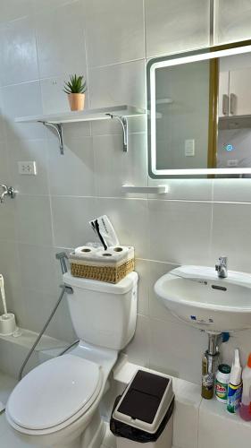 Ένα μπάνιο στο Dumaguete Condo with Wifi and Netflix