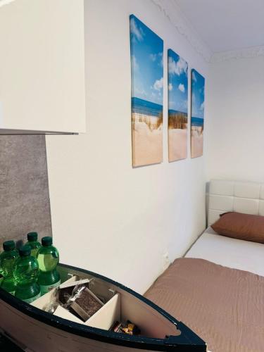 a room with a bed and a table with green containers at De Leo in Gailingen