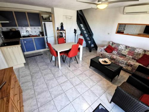 un salon avec une table et un canapé dans l'établissement Résidence Les Bastides Du Cap - Villa 4 pièces - 6 couchages LE BARCARES MAE-8421, au Barcarès