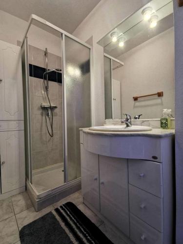 une salle de bain avec un lavabo bleu et une douche dans l'établissement Résidence Les Bastides Du Cap - Villa 4 pièces - 6 couchages LE BARCARES MAE-8421, au Barcarès