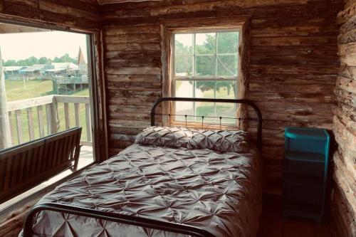 En eller flere senge i et værelse på Center Stage Yellow Rose Canyon