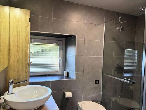 une salle de bain avec un lavabo, des toilettes et une douche dans l'établissement Résidence G102-tregastel - Ker Bian maison bretonne avec jardin et parking MAE-3664, à Trégastel
