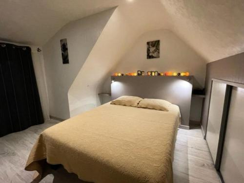 une chambre avec un grand lit dans un grenier dans l'établissement Résidence G102-tregastel - Ker Bian maison bretonne avec jardin et parking MAE-3664, à Trégastel