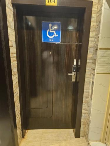 a door with a sign on it in a building at رؤى القنفذة للشقق المخدومة in Al Qunfudhah