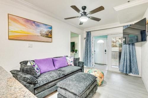 Giường trong phòng chung tại Steps to Shore Walkable Clearwater Beach Condo