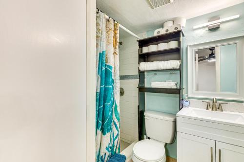 Phòng tắm tại Steps to Shore Walkable Clearwater Beach Condo