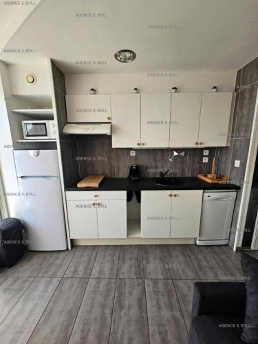 Kuchyňa alebo kuchynka v ubytovaní Résidence Héliopolis Bâtiment L - Studio 2 pers. CAP d'AGDE MAE-4494