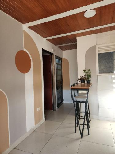 Μια τηλεόραση ή/και κέντρο ψυχαγωγίας στο Conexión apartamentos y habitaciones