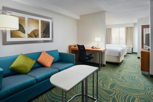 布尔里奇SpringHill Suites by Marriott Chicago Southwest at Burr Ridge Hinsdale的配有沙发、床和书桌的酒店房间