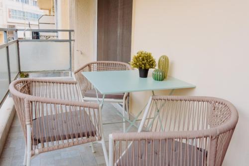 Spacious apartment next to the National Garden