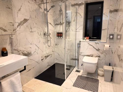 a bathroom with a shower and a toilet and a sink at Modern House Apartment Stratford E15 London - Sleeps 2 - 9, Fast Links to Central London, Near O2, Greenwich & Olympic Park, Child-Friendly Garden, Free Parking, Free WiFi in London