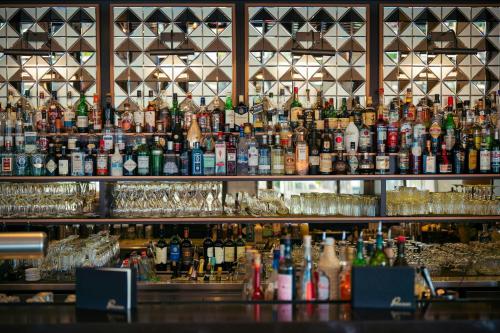 a bar with a lot of bottles of alcohol at Hamburg Marriott Hotel in Hamburg