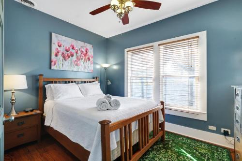 サンアントニオにあるMosaic - A Birdy Vacation Rentalのベッドと天井扇風機のある寝室
