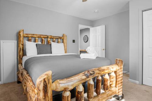 Ένα ή περισσότερα κρεβάτια σε δωμάτιο στο Cabin Oasis - Nestled in the Woods Seclusion