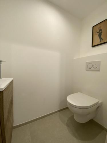 une salle de bain blanche avec des toilettes et un lavabo dans l'établissement Beau 2 pièces rue d'Antibes, à Cannes