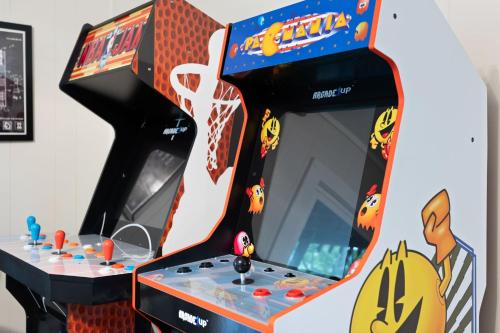 a video game machine with a basketball game on it at Cabin in the Skye - 5 BDs Lake Harmony in Lake Harmony