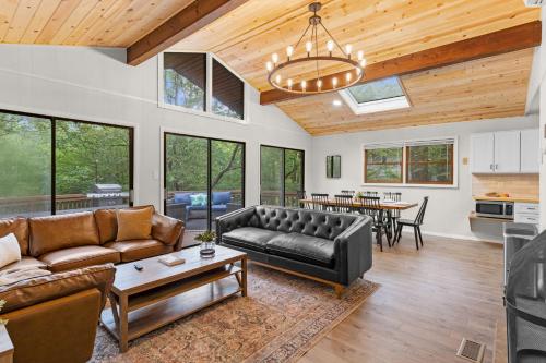 a living room with a couch and a table at Cabin in the Skye - 5 BDs Lake Harmony in Lake Harmony