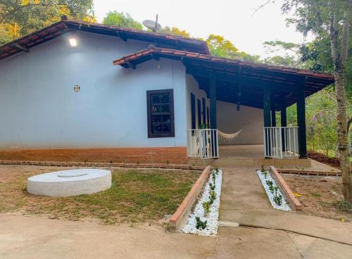 un gran edificio blanco con porche y un edificio en Sítio Vovó Sônia, en Betim