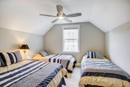 Ένα ή περισσότερα κρεβάτια σε δωμάτιο στο Lakefront Leesville Retreat with Private Dock!