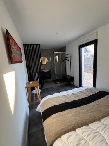 une chambre avec un grand lit et une fenêtre dans l'établissement Parenthèse idéale Chambre J double dans villa face mer Carnac, à Carnac