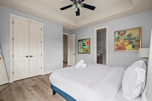 Ein Bett oder Betten in einem Zimmer der Unterkunft 3 Kings with Theater, GameRoom and BBQ just 7 mins from Marina