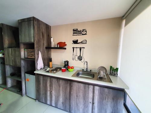 Dapur atau dapur kecil di S04 SUITE CON CAMA KING SIZE Premium Frente al TEC CEM con Cocineta WiFi Balcón Parking Terraza