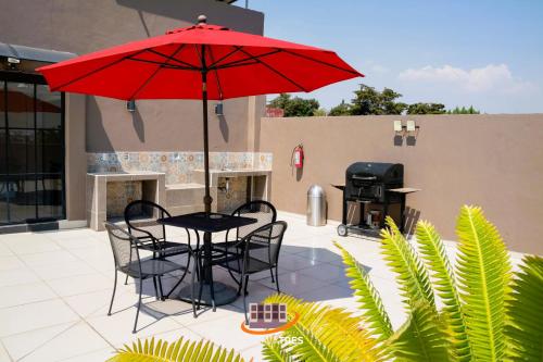 Kawasan patio atau luaran di S04 SUITE CON CAMA KING SIZE Premium Frente al TEC CEM con Cocineta WiFi Balcón Parking Terraza