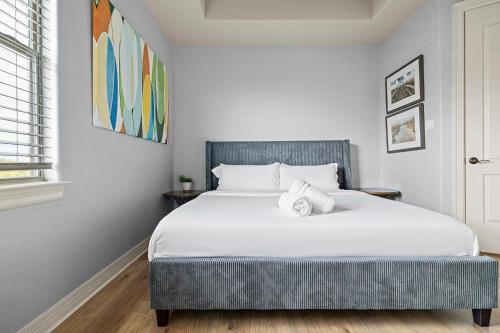 Ein Bett oder Betten in einem Zimmer der Unterkunft 3 Kings with Theater, GameRoom and BBQ just 7 mins from Marina