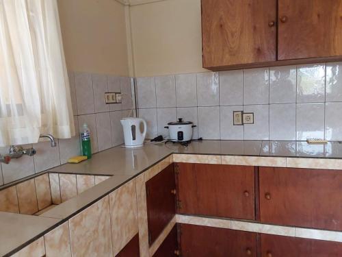 una cucina con un lavello e un piano di lavoro di Latief appartement a Tamanredjo