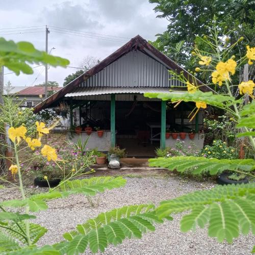 una casa con un giardino davanti di Latief appartement a Tamanredjo