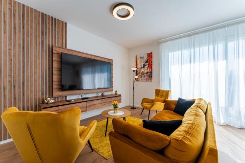 un salon avec un canapé et une télévision dans l'établissement Flex SelfCheckIns 143 - Novaki -Terrace - 4 Bedrooms - Parking, à Novaki Samoborski