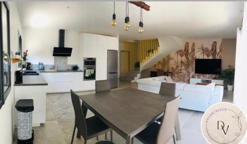 eine Küche und ein Wohnzimmer mit Tisch und Stühlen in der Unterkunft La Dolce Villa - Bali&les Cévennes in Alès