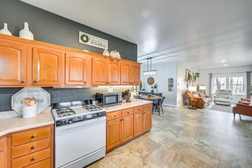Una cocina o zona de cocina en Shipshewana Guest House with Fire Pit!
