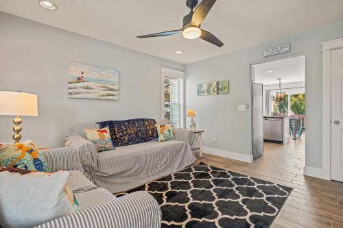 un soggiorno con un divano e un ventilatore a soffitto di Aminas Cottage 3 Bedroom Home a Kill Devil Hills