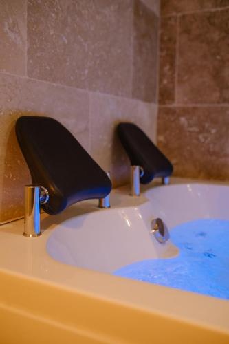 AMA, suite avec baignoire balnéo et sauna privé photo 10
