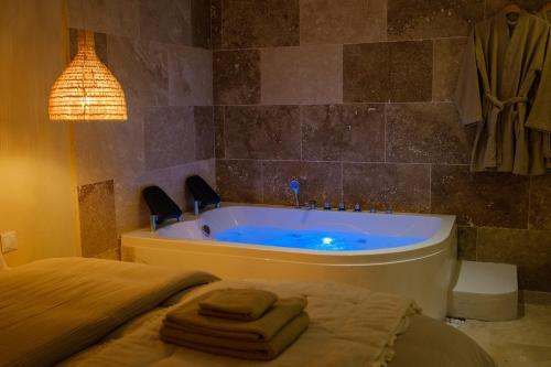 AMA, suite avec baignoire balnéo et sauna privé photo 4