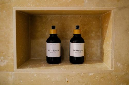 deux bouteilles de vin dans une boîte dans l'établissement AMA, suite avec baignoire balnéo et sauna privé, à Avignon