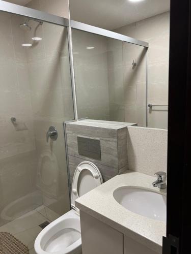a bathroom with a toilet and a sink and a shower at Apartamento de Lujo en el Canal Isuto ZONA EQUIPETROL in Santa Cruz de la Sierra