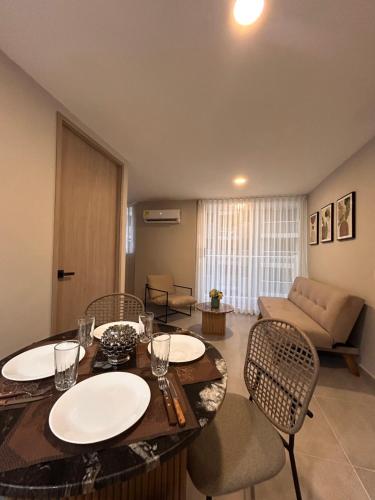 a living room with a table and chairs and a couch at Nuevo apartamento de diseño para entrenar in Barranquilla