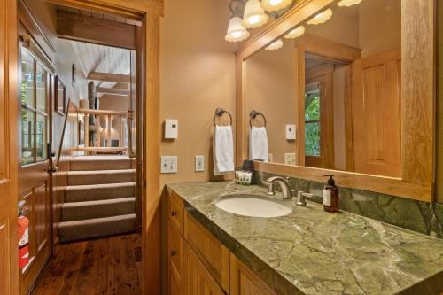 ein Badezimmer mit Waschbecken und Spiegel in der Unterkunft Metolius Cabin 7 in Camp Sherman