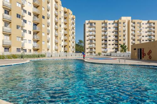 una piscina frente a dos edificios de apartamentos en Tayrona Apartaestudio, en Santa Marta