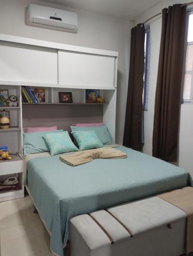 1 dormitorio con 1 cama con cabecero blanco en Casa de praia VIP madre de Deus espaço inteiro térreo, en Madre de Deus