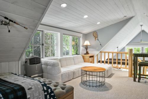 a living room with a couch and a bed at Metolius Cabin 5 in Camp Sherman