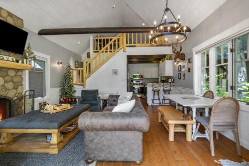 a living room with a couch and a table at Metolius Cabin 5 in Camp Sherman