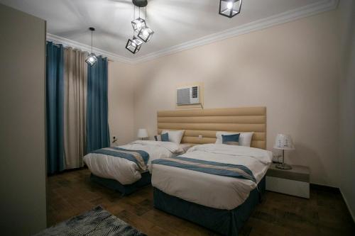 アル・ウラーにある2 Hayatt Ula suite -303の部屋にベッドが2つある寝室