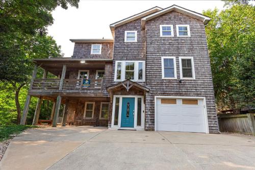 Sea Hawkにある2088 - Big Guppyの白いガレージ付きの大きなレンガ造りの家