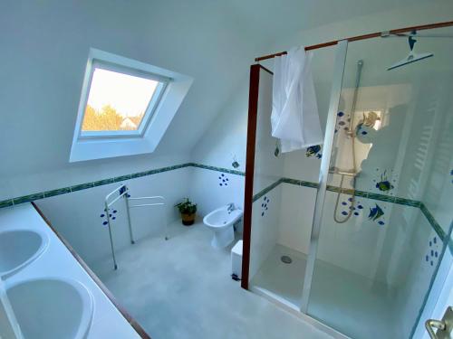 Et badeværelse på La Zaï Zaï, maison du Cabellou face à la mer